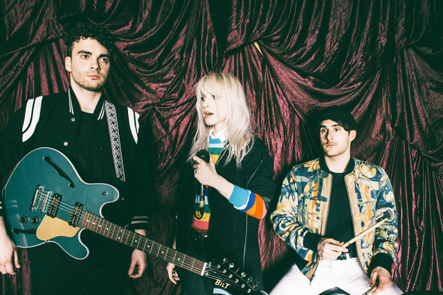 Integrantes da banda Paramore em performance ao vivo