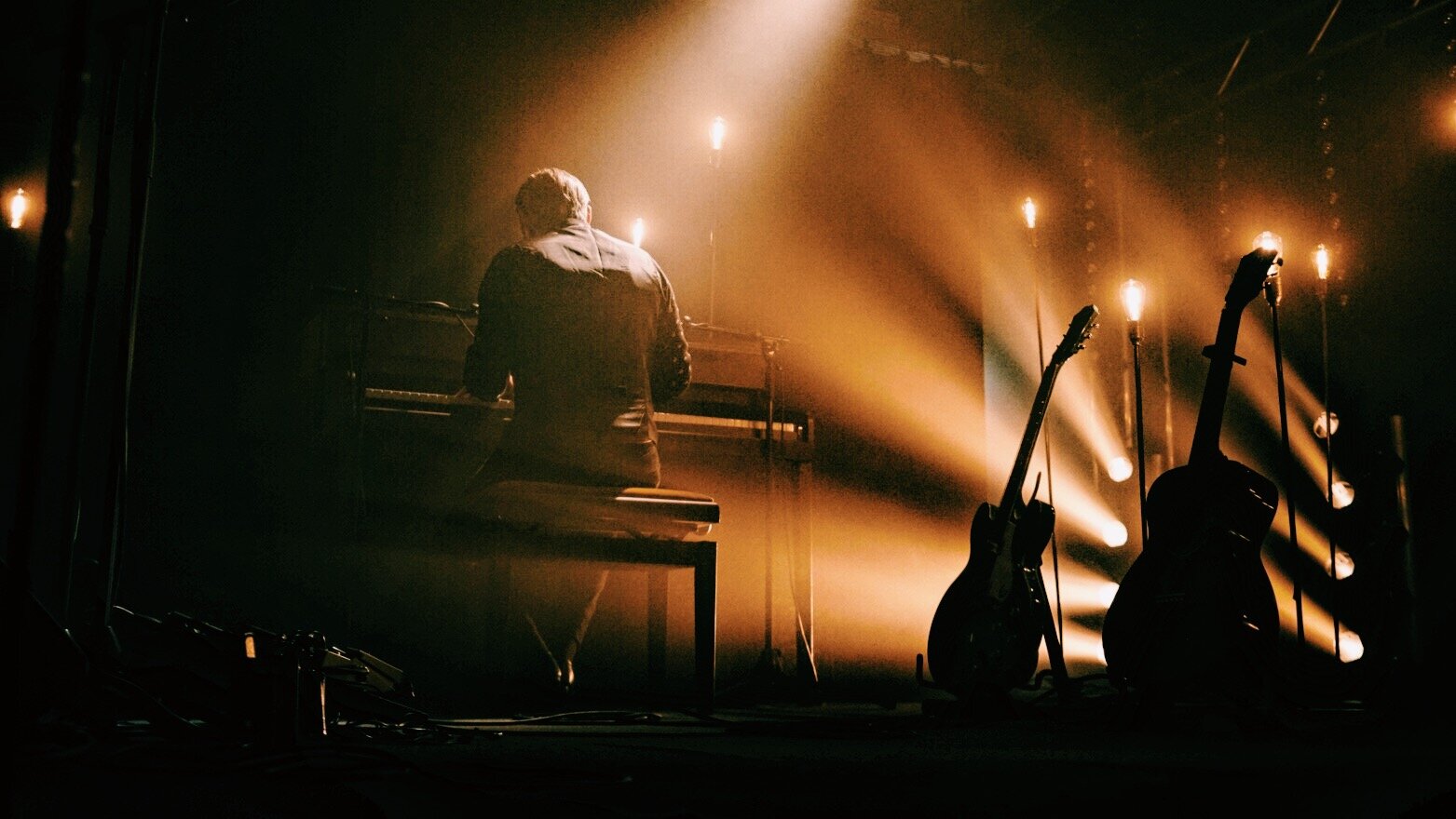 Imagem do cantor Ryan Karazija da banda Low Roar